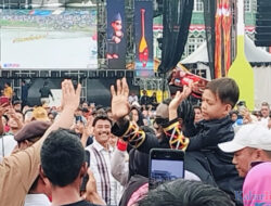 Momen Dhika Aura Farming Di Gendong Melly Mike, Ribuan Penonton Antusias Dan Histeris
