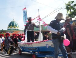 Satlantas Polres Gresik Edukasi Warga Lewat Karnaval HUT RI ke-80