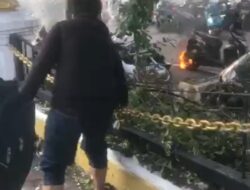 Lebih dari 21 Sepeda Motor Terbakar dalam Aksi di Gedung Negara Grahadi