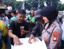 Layani Demonstran, Polisi di DPR Sediakan Roti, Air Mineral, dan Layanan Medis