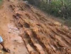 Warga Resah, Jalan Poros Kabupaten Sampang Rusak Parah Tak kunjung Diperbaiki 