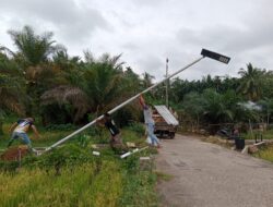Desa Teberau Panjang  Penerangan Jalan Berbasis Lampu Surya Merupakan Solusi Hemat Energi untuk Masyarakat