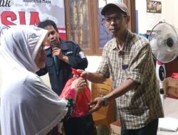 Sambut HUT ke-18, PPWI DKI Jakarta Gelar Bakti Sosial Bagikan Sembako untuk Lansia di Pisangan Baru