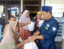 Peduli sesama, laskar tretan bagikan sembako di surabaya