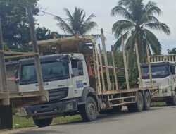 Mobil Angkutan Kayu RAPP Dihadang Warga, Jalan Rusak Tak Kunjung Diperbaiki