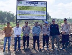 Kapolsek Benai Pimpin Pemasangan Plang T.P Karhutla di Pulau Kalimanting