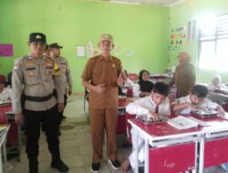 Pastikan Program Berjalan Lancar, Polsek Jatisampurna Monitoring Penyaluran Makan Bergizi Gratis di SDN II