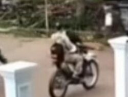 Saat Bonceng Istri, Suami di Door Kerabatnya Sendiri Jarak 2 Meter