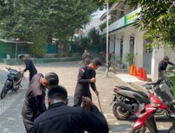 Satbrimob Polda Metro Jaya Tebar Kepedulian Lewat “Jumat Peduli” di Masjid Jami’ Al-Makmur Cikini