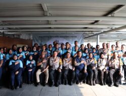 Jumat Peduli, Polresta Bandara Soetta Bagikan Paket Sembako ke Puluhan Petugas Cleaning Service 