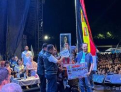 HUT Kuansing Ke-26, Bupati Suhardiman Amby Serahkan Hadiah Juara Pacu Jalur Sekalian Penutupan