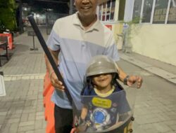 Bocah 6 Tahun Bernazar Ingin Pegang Tameng usai ujian, Polres Gresik Wujudkan dengan Pelukan Humanis
