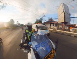 Sirine Ambulan Mati, Polisi Satlantas Gresik Sigap Buka Jalan Ambulans