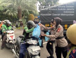 Polwan Polda Metro Jaya Ajak Ojol Tertib Lalu Lintas di Program Jum’at Peduli