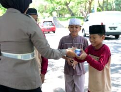 Aksi Humanis Polres Gresik: Satlantas Bagikan Makanan di Jalan Raya Lewat Jumat Berkah