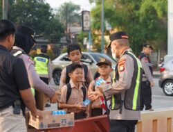 Kapolres Metro Bekasi Pimpin Yanmas Pagi, Bantu Penyeberangan & Bagikan Susu ke Pelajar di Jurong