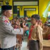 Polsek Taman Edukasi Pelajar SDN 2 Sepanjang tentang Anti-Bullying dan Tertib Berlalu Lintas