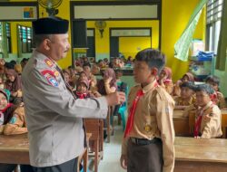 Polsek Taman Edukasi Pelajar SDN 2 Sepanjang tentang Anti-Bullying dan Tertib Berlalu Lintas