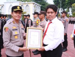 Wujud Apresiasi, Kapolres Gresik Beri Penghargaan kepada 25 Personel dan Warga yang Berdedikasi