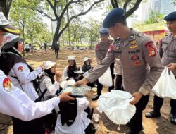 Melayani Aksi Damai Guru, Brimob Polda Metro Jaya Tunjukkan Pendekatan Humanis