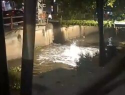 Fenomena Geologis Alami Semburan Gas Alam Muncul di Sungai Rungkut Tengah 