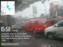 Diduga Tak Ada Petugas, Arus Lalu Lintas di Jalan Raya Pondok Gede Jakarta Timur Macet Parah