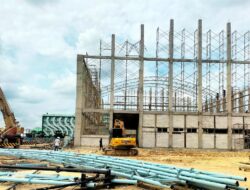 Pekerja Bergelantungan Tanpa APD, Proyek Megah Sport Center Bojonegoro Wajib Ditindak