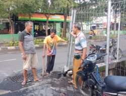 Warga RW 01 Rungkut Tengah Bergotong Royong Menambal Jalan Berlubang