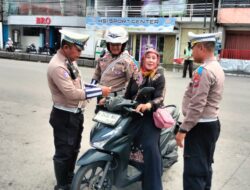 Polsek Porong Beri Teguran Humanis Pengendara Tanpa Helm untuk Keselamatan Bersama