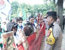 Dengan Pengamanan Humanis, Aksi Buruh Gresik Berjalan Damai dan Kondusif