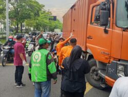 Respon Cepat Jajaran Polsek Gunung Anyar Atasi Kecelakaan Lalu lintas di TL Bi Copi Cafe MERR 