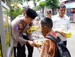 Jumat Berkah Polsek Taman Bagikan Makanan Gratis 