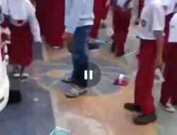 sebuah mobil yang diduga milik Satuan Pelayanan Pemenuhan Gizi. menabrak area kegiatan siswa di SDN 01 Kalibaru