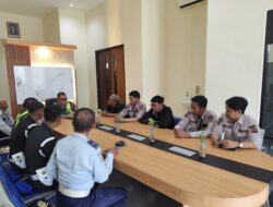 Tingkatkan Kamseltibcarlantas, Satlantas Polres Gresik Edukasi Driver Trans Jatim Lewat “Polantas Menyapa”