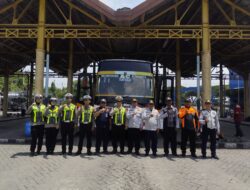 Satlantas Polres Gresik Sapa Driver dan Ramp Check Bus demi Keselamatan Penumpang
