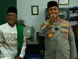 Usai Sholat Jumat, Kapolres Gresik Silaturahmi dengan Pengurus Masjid Agung Maulana Malik Ibrahim