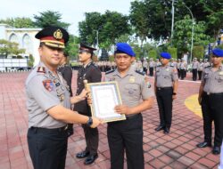 Kapolres Gresik Apresiasi Dedikasi Personel, 63 Anggota Terima Penghargaan dan Satyalancana