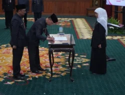 Khofifah Lantik 7 Pejabat, Enam Diantaranya Hasil Rotasi