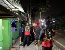 Polres Gresik Sikat Peredaran Miras di Menganti, Puluhan Botol Diamankan dari Warung Karaoke