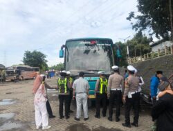 Pastikan Keselamatan Peziarah, Satlantas Polres Gresik Gelar Ramp Check Bus Pariwisata di Kawasan Sunan Giri