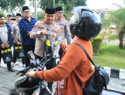 Ramadan Penuh Berkah, Polres Gresik dan Bhayangkari Turun ke Jalan Bagikan Takjil untuk Warga