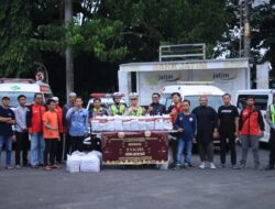 Sinergi di Bulan Suci, Satlantas Polres Gresik dan Driver Ambulans Bagikan Takjil di Depan Kantor Bupati