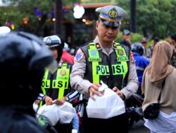 Program Polantas Menyapa, Satlantas Polres Gresik dan REI Bagi Takjil untuk Pengguna Jalan