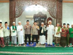 Kapolres Gresik Sholat Jumat di Masjid Ainul Yaqin Wringinanom, Ajak Warga Jaga Kamtibmas Selama Ramadan
