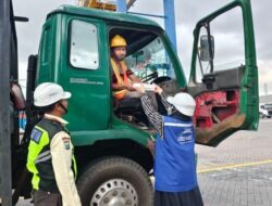 Berbagi Kebahagiaan di Bulan Ramadhan, Setiap Hari TPS Bagikan Takjil kepada Pengemudi Truk dan Mitra Kerja 