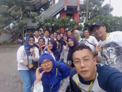 Komunitas Group Nobar Surabaya Bagikan 800 Bungkus Takjil di Jalan Embong Malang 