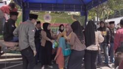 Aliansi Madura Indonesia Salurkan 2.000 Paket Sembako di Depan Gedung Grahadi