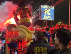 Pengamanan Humanis Polisi Warnai Pawai Ogoh-Ogoh di Menganti, Ribuan Warga Antusias