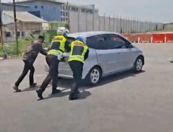 Respons Cepat Polantas Gresik Bantu Pemudik Mogok di Sembayat, Arus Lalu Lintas Kembali Lancar