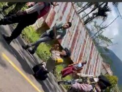 Viral Polisi Berlutut Cegah Warga Nyaris Bentrok di Manggarai